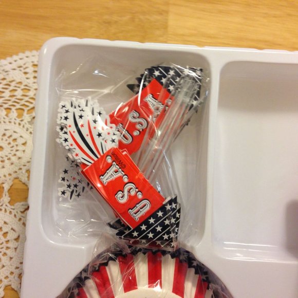 Wilton Cupcake Decorating USA Picks and Baking Cups - Picture 2 of 7